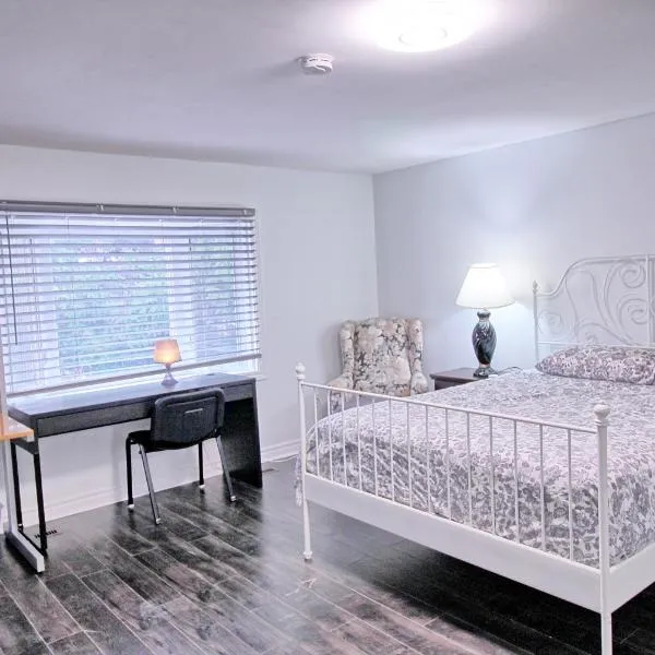 Large and beautiful master room with private bathroom，位于沃恩的酒店