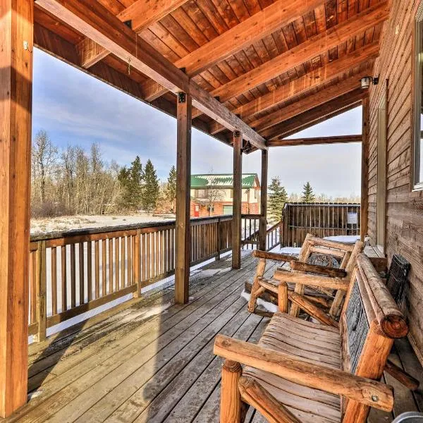 Off The Beaten Path Cabin with Mtn Views and Hot Tub，位于雷德洛治的酒店