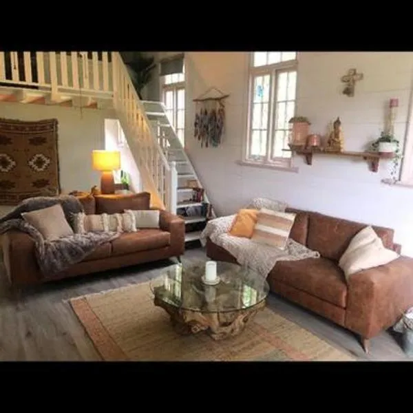 Cozy country cabin - church conversion，位于Gellibrand的酒店