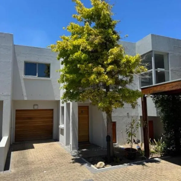 Luxury Townhouse in Stellenbosch CENTRAL (BACK-UP POWER)，位于斯泰伦博斯的酒店