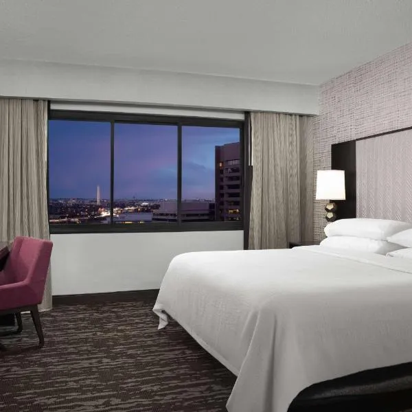 Embassy Suites by Hilton Crystal City National Airport，位于阿林顿的酒店