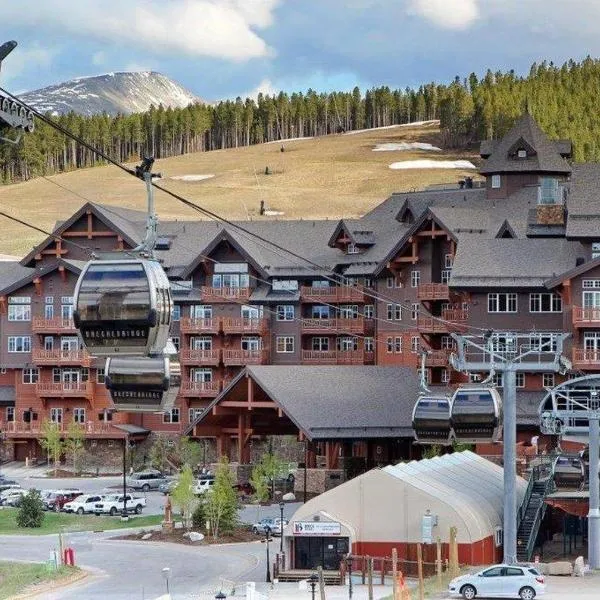 滑雪山岩石度假村，位于蓝河的酒店