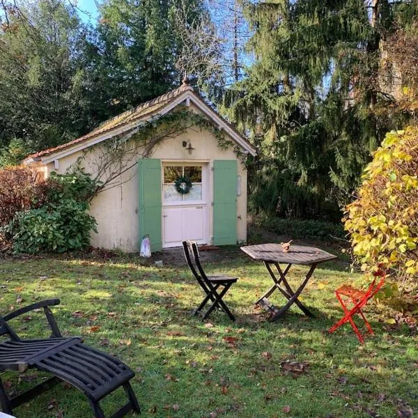 Maisonnette en clairière de forêt，位于Saint-Léger-en-Yvelines的酒店