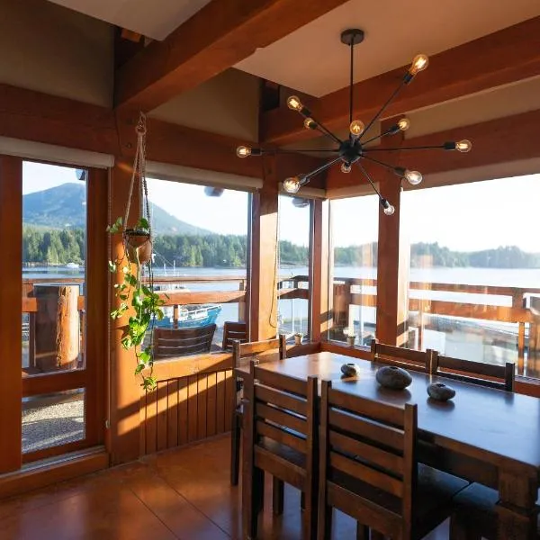 Waterfront Condo in Ucluelet，位于尤克卢利特的酒店