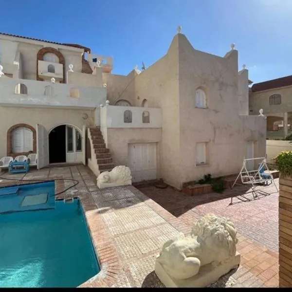 Prime location family beach villa - 16 pax，位于El-Shaikh Mabrouk的酒店
