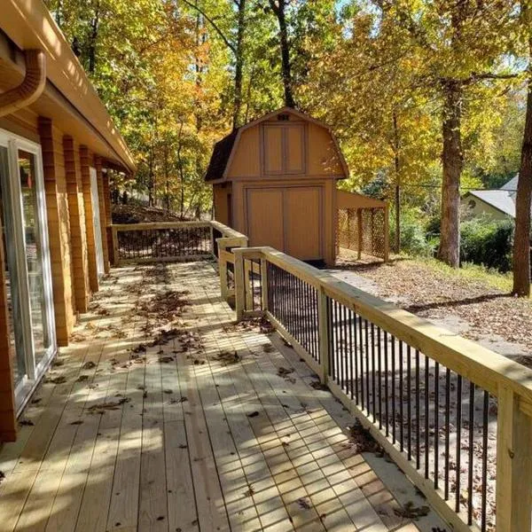 Beaver Lake Arkansas Luxury Cabin，位于罗杰斯的酒店