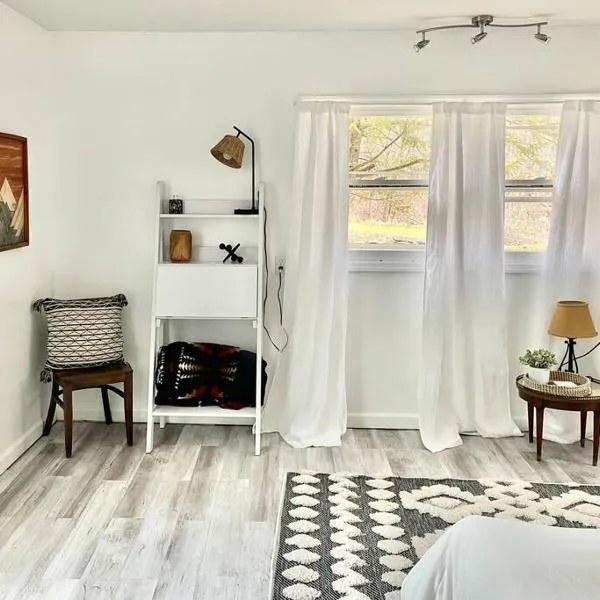 Catskills Hideaway Minutes from Hiking，位于Mount Tremper的酒店
