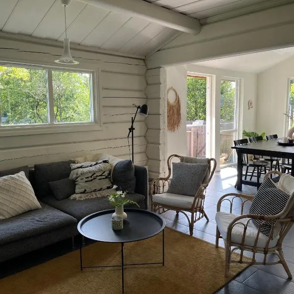 Cozy Retreat with Modern Charm，位于耶纳普的酒店