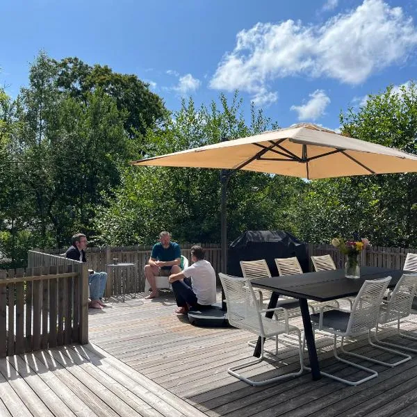 Cozy Retreat with Modern Charm，位于耶纳普的酒店