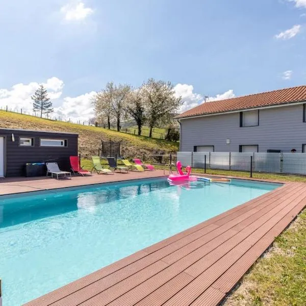 Maison Piscine Zénith d'auvergne Clermont-fd Sud，位于La Roche-Blanche的酒店