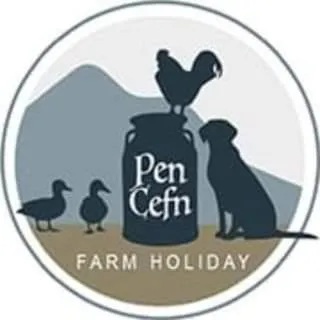 Cwtch Winnie Shepherd's Hut- Pen Cefn Farm Holiday，位于Bettws-yn-Rhôs的酒店