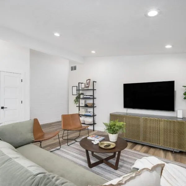 Light-Filled Modern Flat Near 25th Street Fun，位于奥格登的酒店