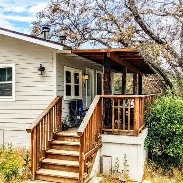 #3 Howling Wolf's Lair - Cabin W/Fireplace & Views，位于Santa Ysabel的酒店