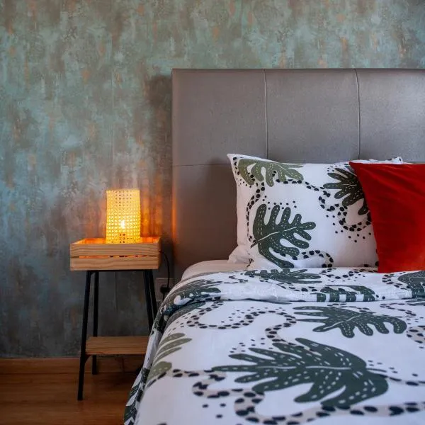 Cozy Lisbon Beach Apartment with AC & Balcony，位于阿尔马达的酒店