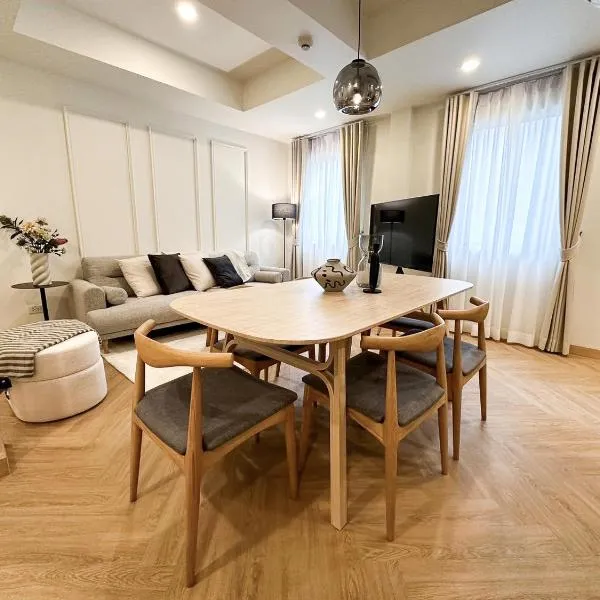 Upscale 3-bedroom 3-bathroom suite 1 min to BTS Prompong，位于Ban Khlong Samrong的酒店