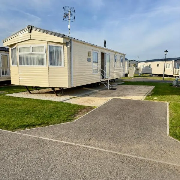 Lovely caravan at Martello Beach Holiday Park Sv14，位于Jaywick Sands的酒店