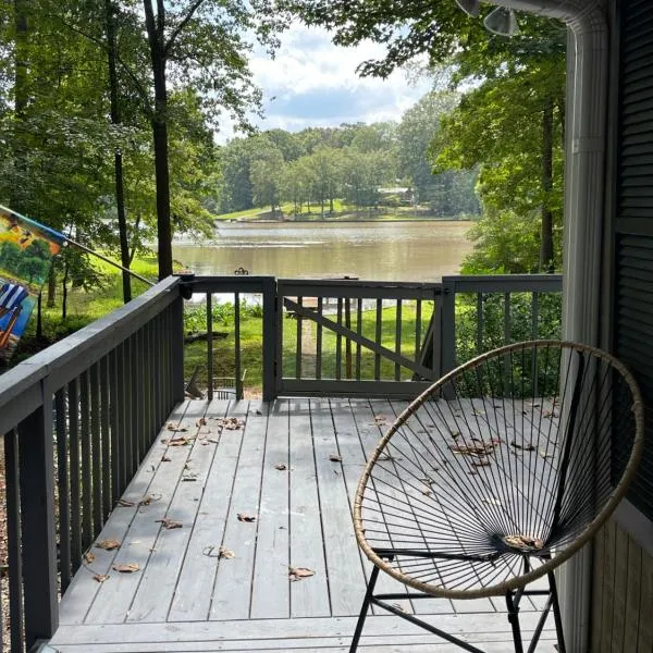 Waterfront Luxury on Lake Sinclair with Wraparound Deck,and Fireplace，位于Eatonton的酒店
