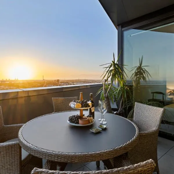 Zi apartments - with Balcony, Bayview, Sauna and Pool，位于墨尔本的酒店