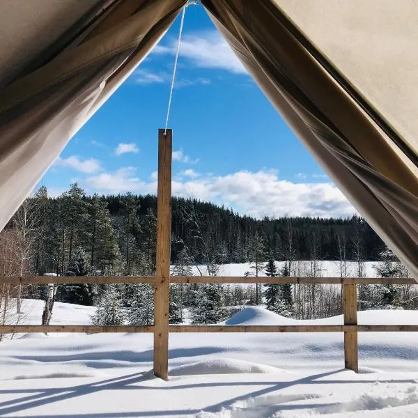 Glamping tent in a forest, lake view，位于Bjuråker的酒店