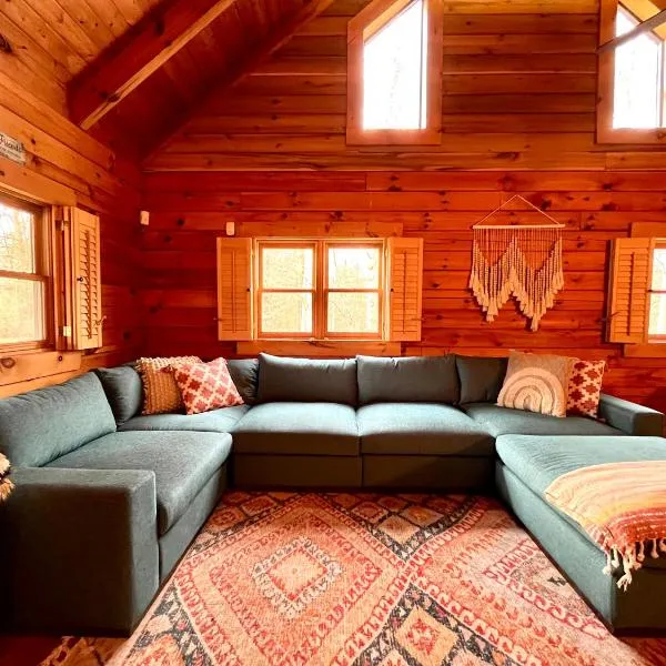 Beautiful Cabin on 83 Acres near New River Gorge National Park，位于Hico的酒店