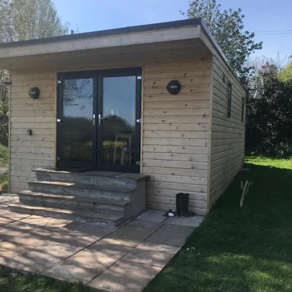 Secluded Log Cabin in beautiful private gardens，位于Broxwood的酒店