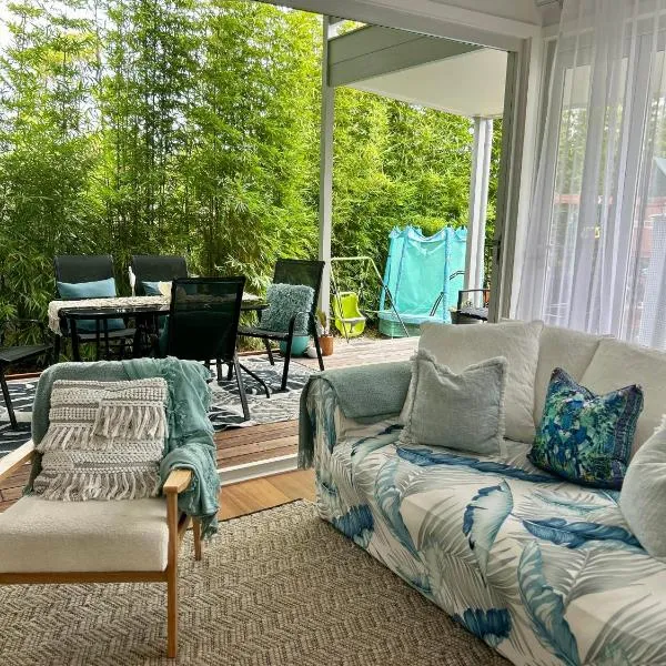 Woonona Family Beach Villa 2 bedroom Brand new，位于Woonona的酒店