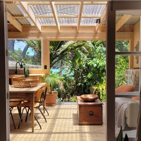 The Bay Cottage - Located Directly Across the Road from 2 Swimming Beaches，位于大堡礁岛的酒店