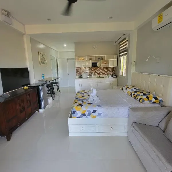 INATO SUITES Rm 1 1 queen bed and a pullout sofa bed，位于Canhilbus的酒店