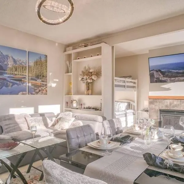 Mountain Escape sleeps 10 Guests in this 3BD 2BT Top Floor Condo with Mountain View，位于坎莫尔的酒店