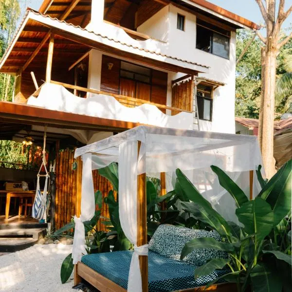 Salty Enthusiasts Share House & Villas，位于圣塔特蕾莎海滩的酒店
