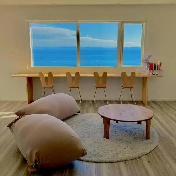 「淡路島一棟貸宿　野うさぎ 」高台から海を望む貸別荘！2023年新築離れの素泊まり，位于Ikuha的酒店