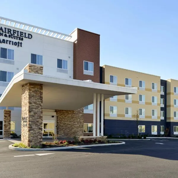 Fairfield Inn & Suites by Marriott Martinsburg，位于Greensburg的酒店