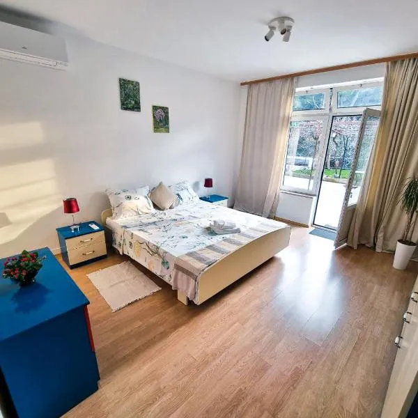 Retreat Apartments with free parking，位于普拉的酒店