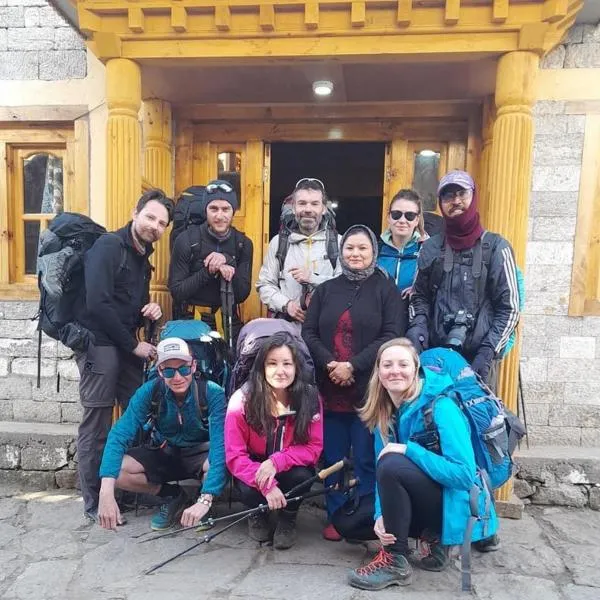 Tribeni Lodge Restaurant And Bar，位于Phakding的酒店