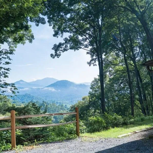 Cozy Mountain Cabin - Majestic Views at 3100 ft，位于韦恩斯维尔的酒店