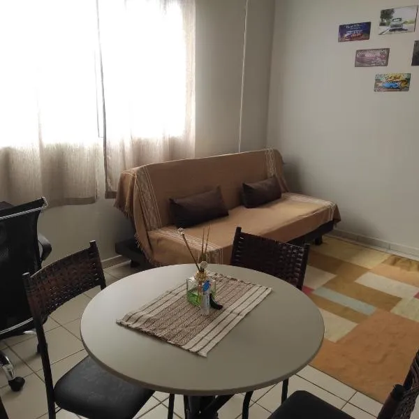 Apartamento inteiro no Alto Umuarama, próximo ao Aeroporto, Medicina e Granja Marileusa.，位于乌贝兰迪亚的酒店