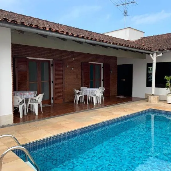 Guaruja 4 suítes com ar e piscina，位于瓜鲁雅的酒店