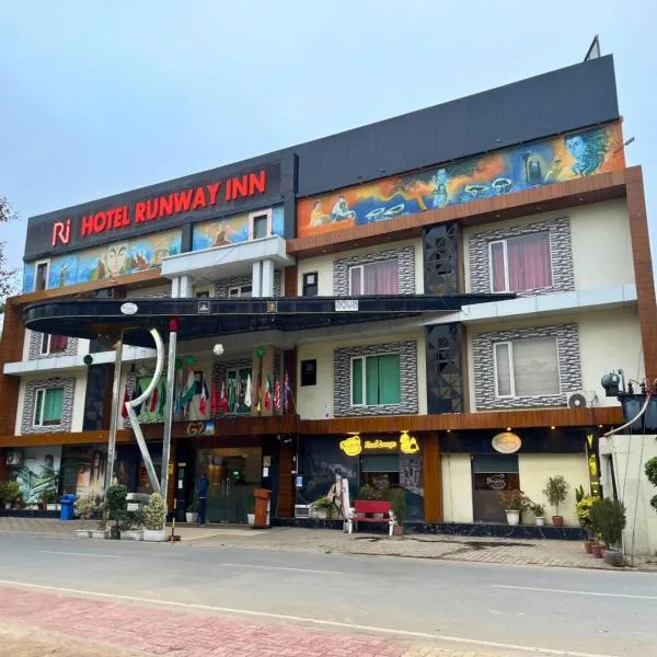 Hotel Runway Inn，位于Pura Raghunāth的酒店