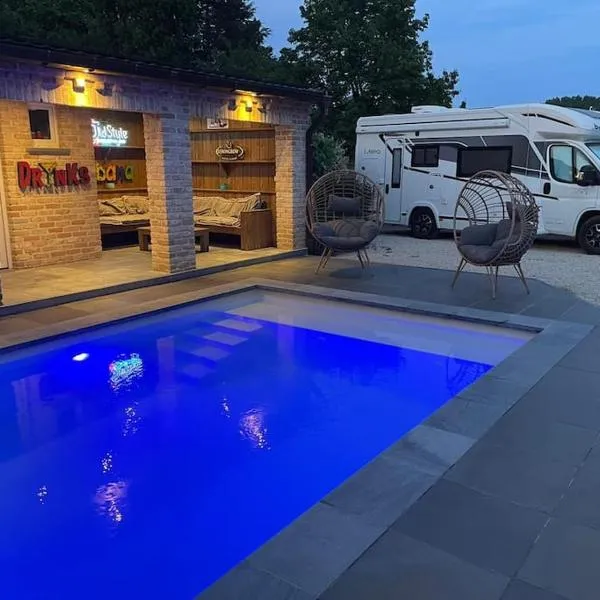 Camper met sauna en zwembad in de rand van de Vlaamse Ardennen，位于Haaltert的酒店