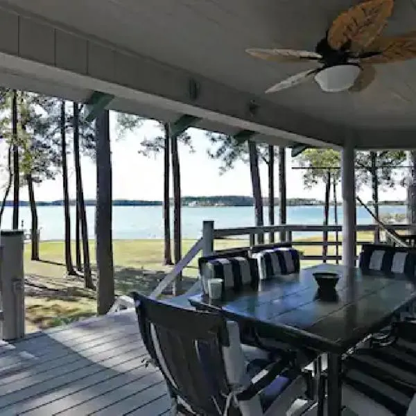 Sunset Breezes - quiet waterfront retreat，位于Woolford的酒店