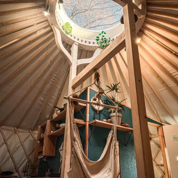Aloha Glamp - okrągłe domki przy rzece - balia i sauna - Energylandia，位于Zagórnik的酒店
