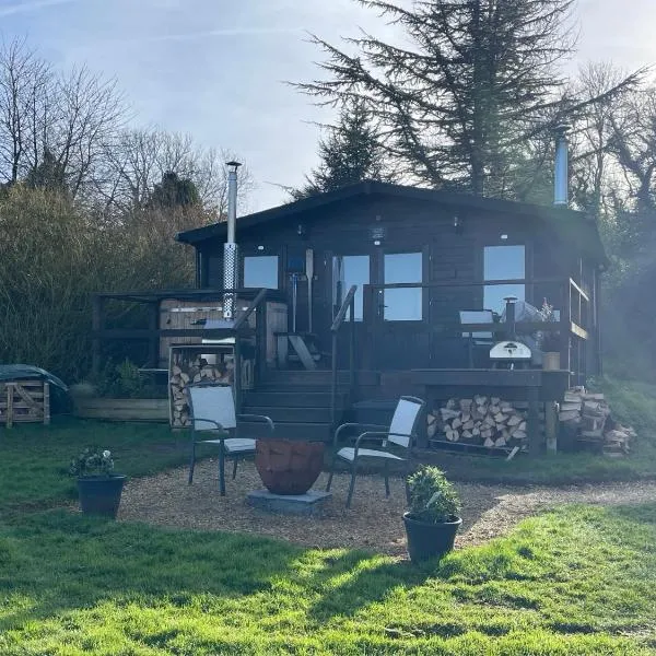 Cosy cabin in Annie’s meadow，位于温彻斯特的酒店