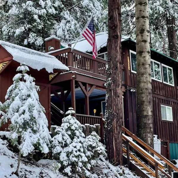 Lewis Creek cabin near Yosemite king beds，位于Ponderosa Basin的酒店