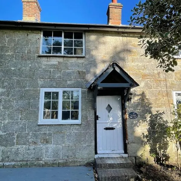 Rustic 18th century stone cottage with fireplace and parking，位于克罗伯勒的酒店