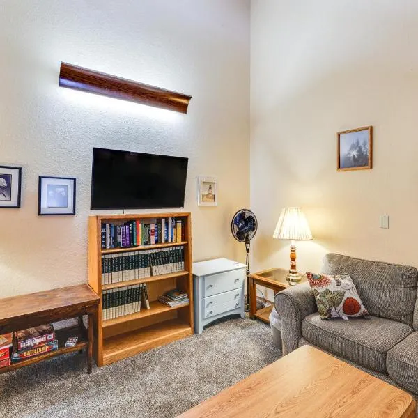 Warm McCall Condo Half-Mile to Payette Lake!，位于New Meadows的酒店