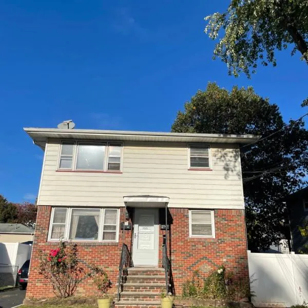 Cozy Home Near Downtown Rahway，位于Metuchen的酒店