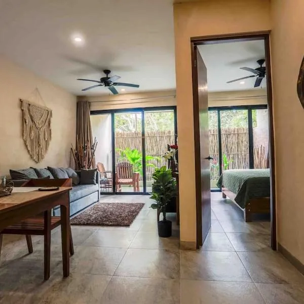 MICAELA apartment pool AC next to the lagoon，位于巴卡拉尔的酒店