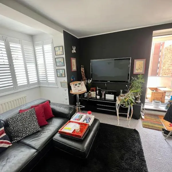 CENTRAL HOVE Large 2 bedroom Private residence with PARKING & BEACH HUT，位于布莱顿霍夫的酒店