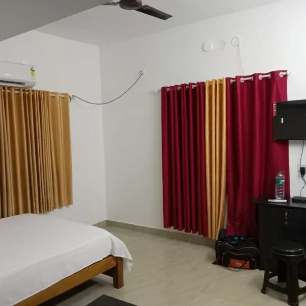 MALANAD GUEST HOUSE THENGIPALAM CHENAKAL UNIVERCITY ROAD，位于Tirūrangādi的酒店