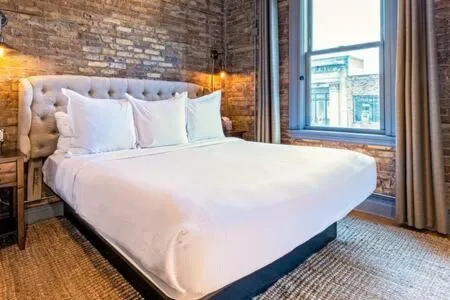 Hip Urban Loft - Small Town Charm - 124 LOFTS #1，位于西邓迪的酒店